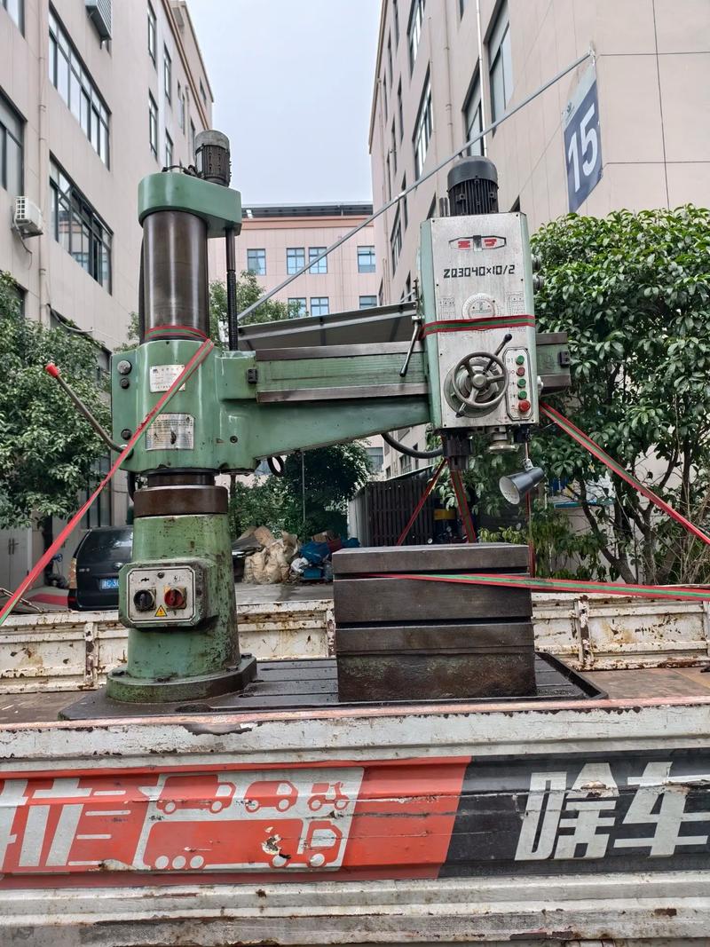 摇臂钻床在车间里加工大型结构件
