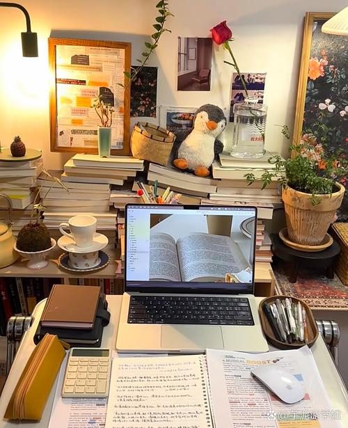 在家办公杂乱的书桌与咖啡杯