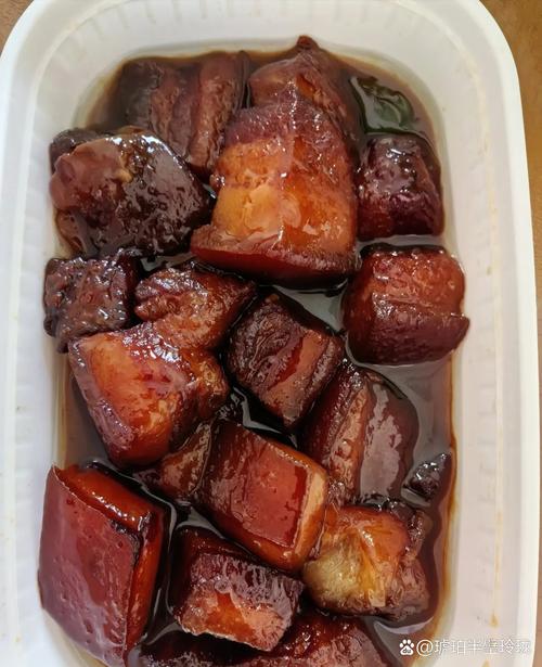 掉漆铝制保温桶盛红烧肉