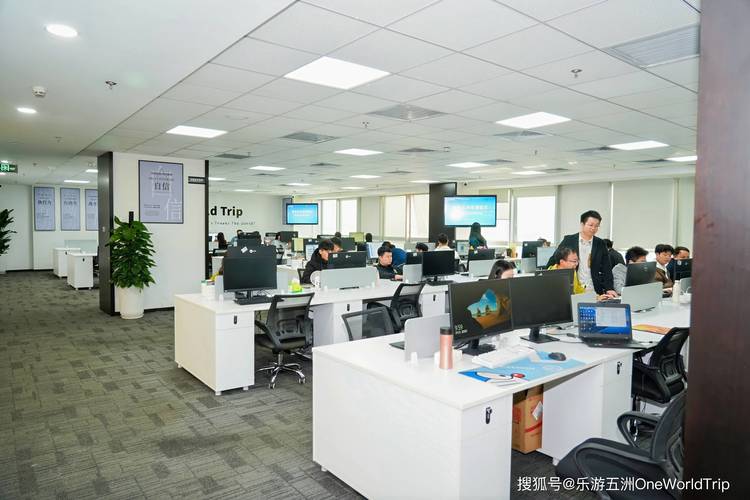 互联网大厂办公楼前台年轻求职者等待面试