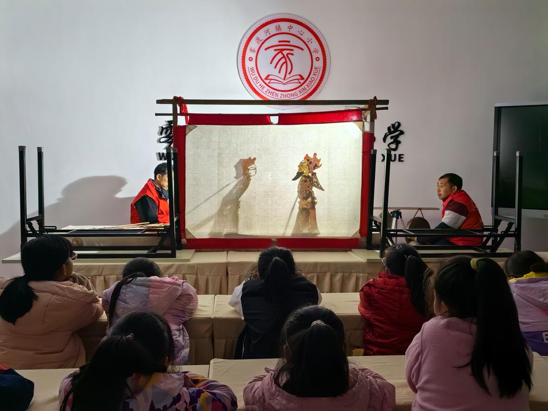 湖北南漳春秋寨古寨下皮影戏表演场景
