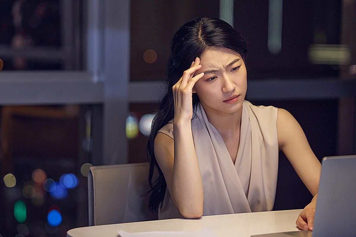 职场人离职后坐在咖啡馆迷茫思考未来