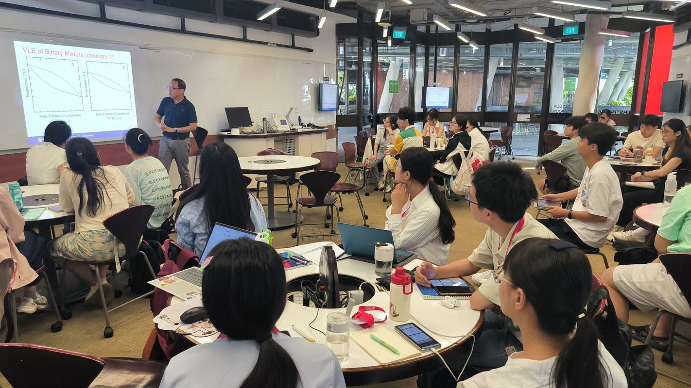 国外大学访问学者实验室组会讨论场景