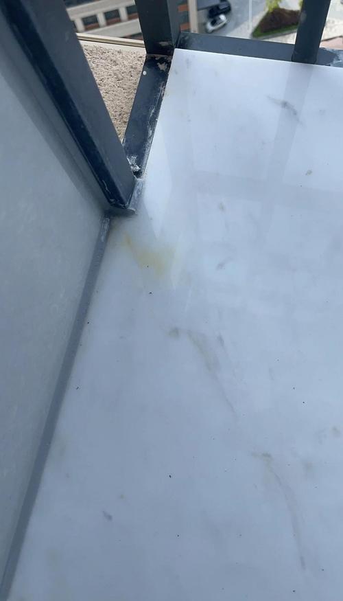 白色人造石窗台石发黄渗色翻车案例