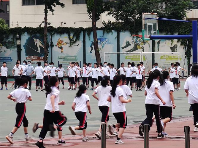 小学生体育课操场上跑步表情痛苦