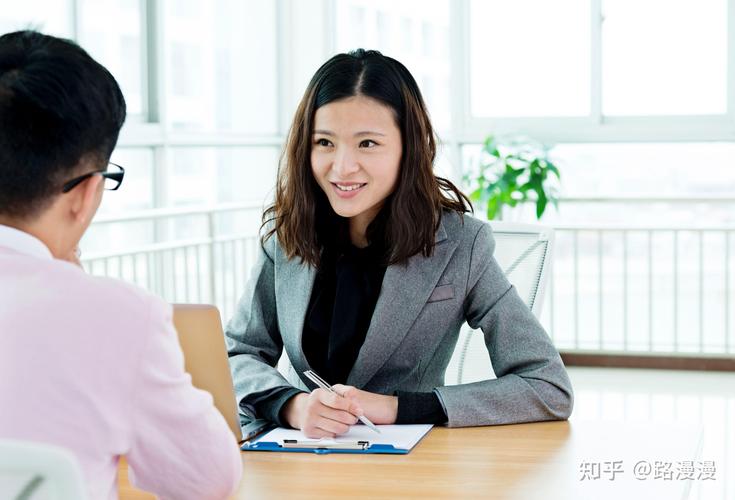 面试官查看简历特写镜头