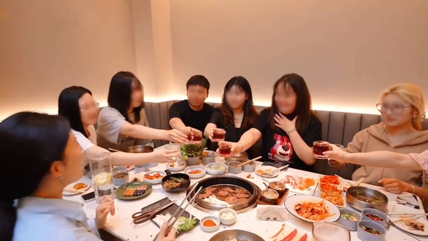 年轻人线下聚会聊天用网络热梗互动的场景