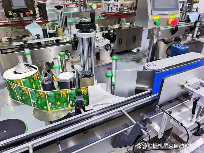 自动贴标机在饮料生产线上工作