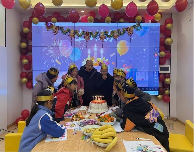 孩子们在生日派对上玩冻舞游戏