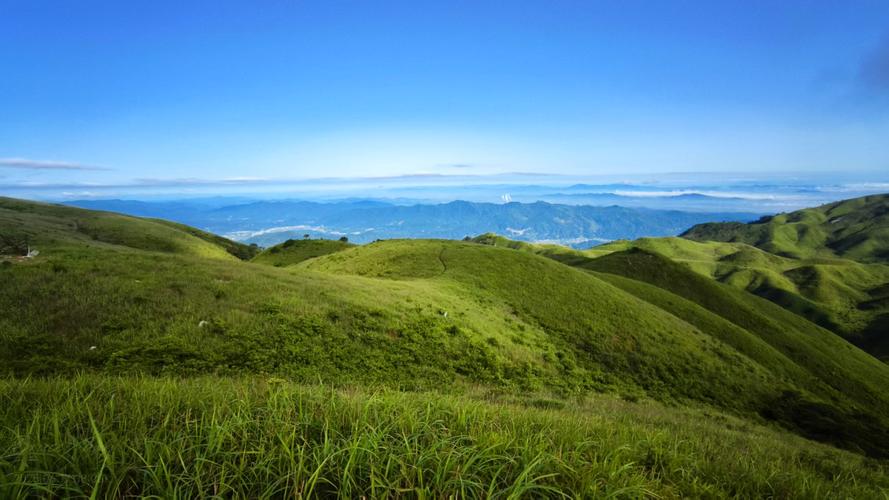 武功山云海草甸绿色山脊