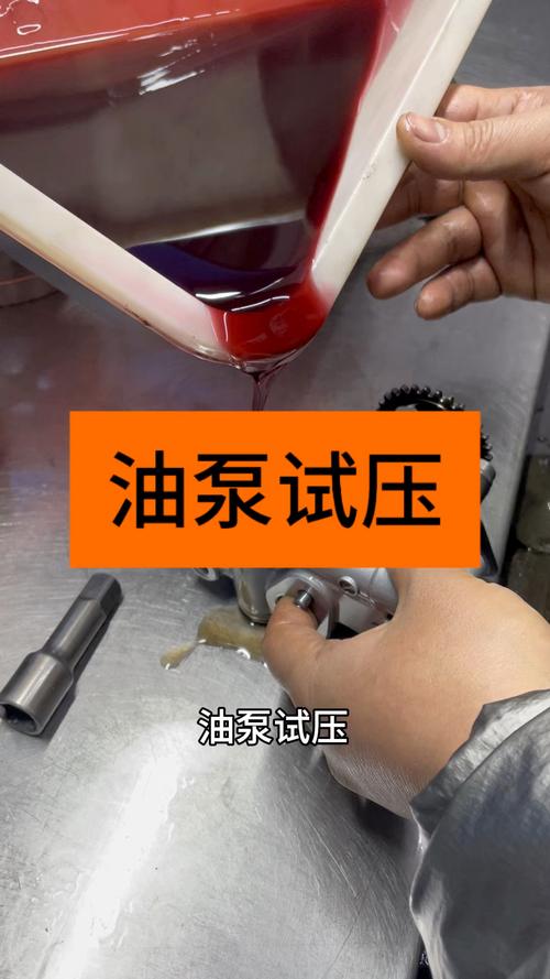 汽修师傅用压力表测CVT变速箱主油压的操作场景