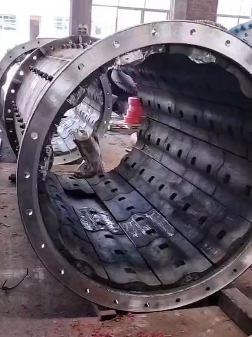 大型球磨机筒体焊接车间实拍
