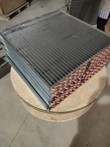 化工厂腐蚀的工业空调冷凝器翅片特写