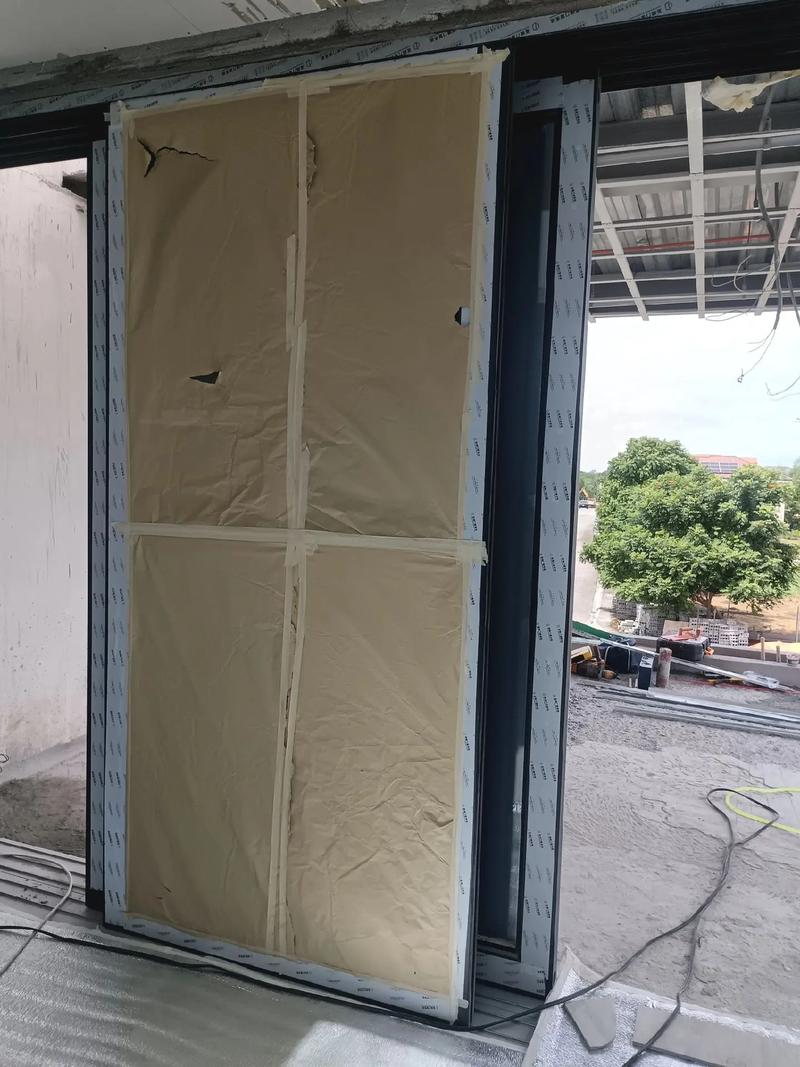 无气喷涂施工前墙面门窗保护膜遮盖现场图