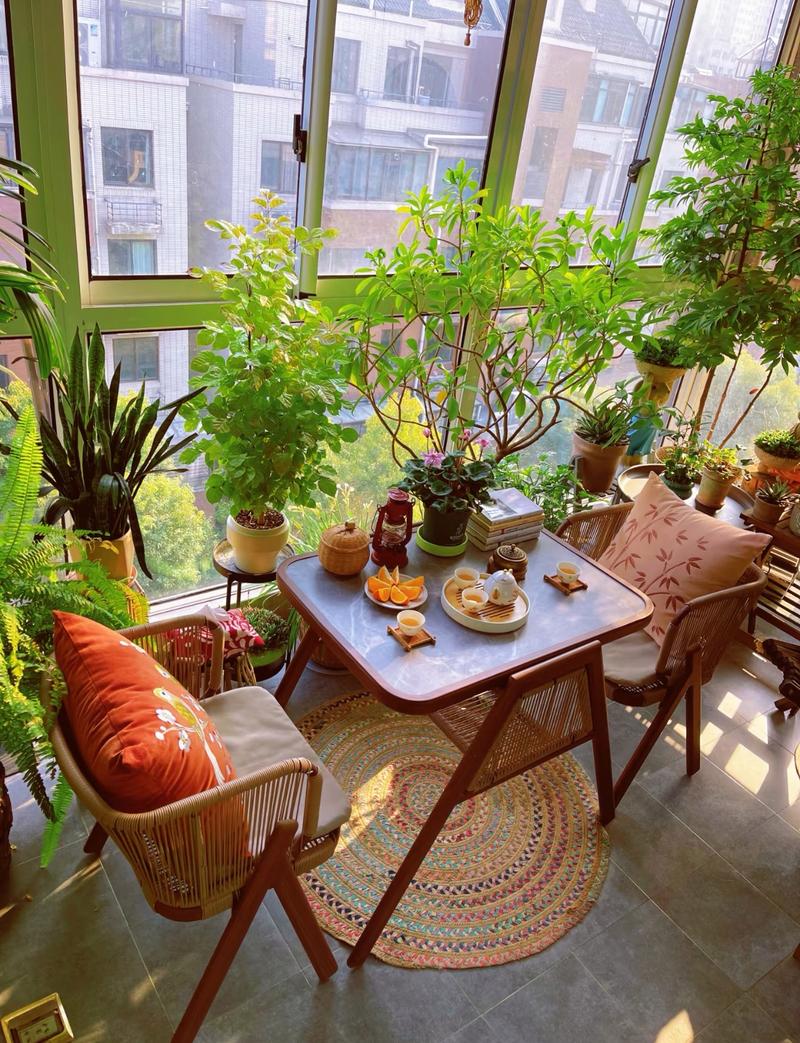 清洁整理后种着香草绿植的休闲阳台