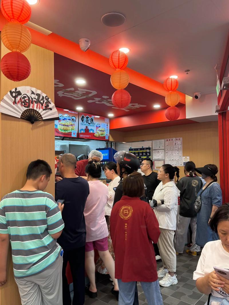 塔斯汀汉堡店门口排队人群场景图