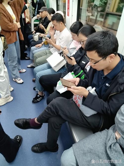 上班族在地铁上玩手机游戏