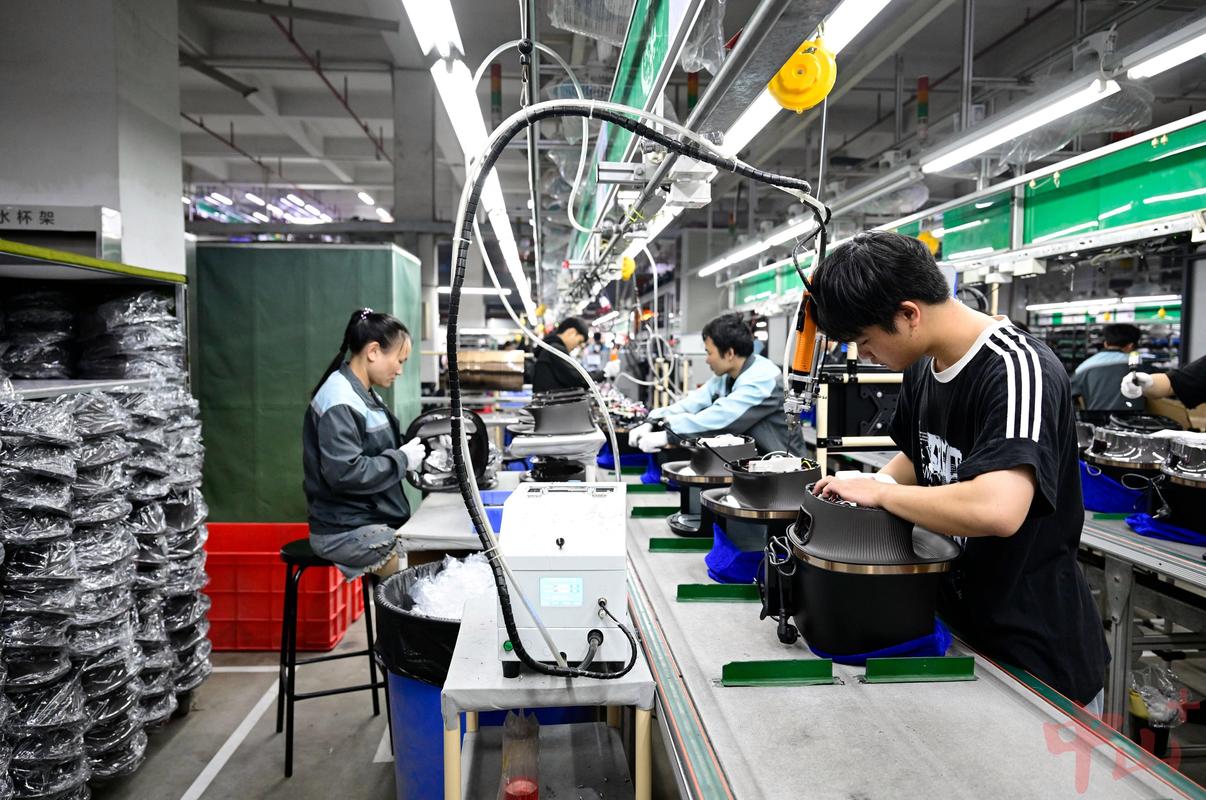 小家电半自动组装线工人操作场景