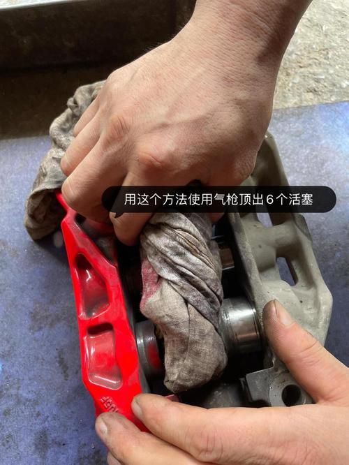 刹车总泵活塞密封性原地测试操作图