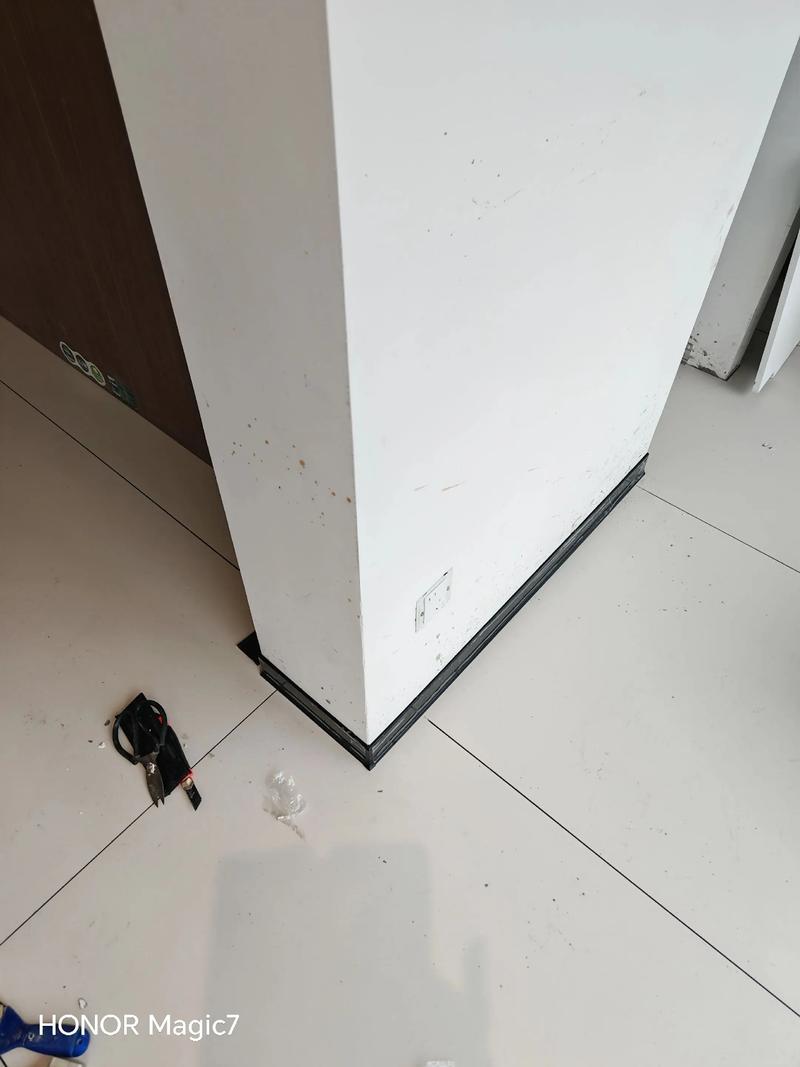 铝合金踢脚线阴阳角安装现场细节对比