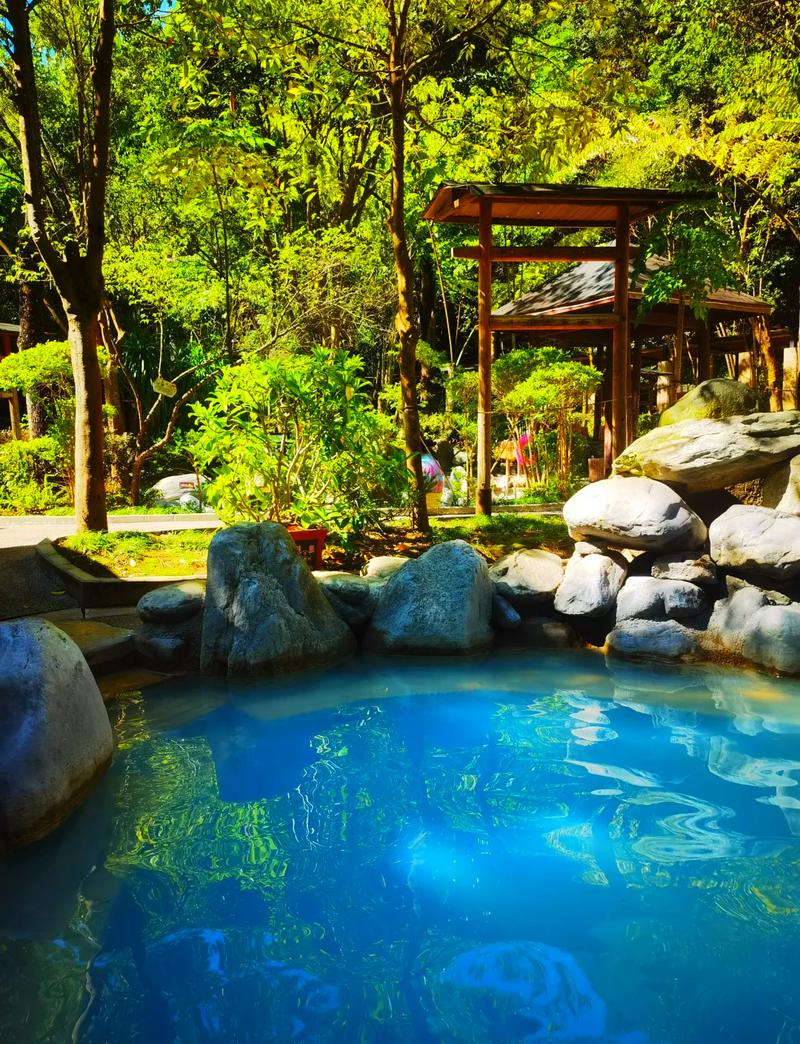 腾冲热海山涧公共泡脚池休闲场景