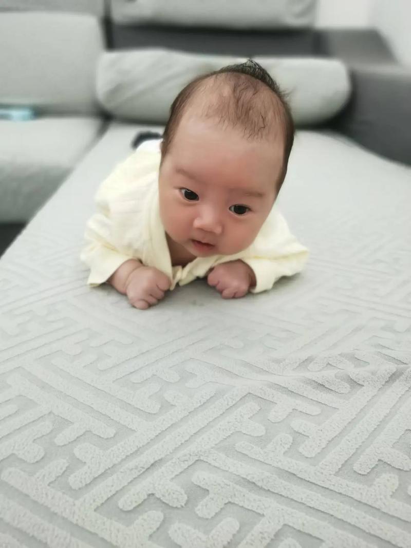 满月宝宝练习抬头正确姿势实拍图