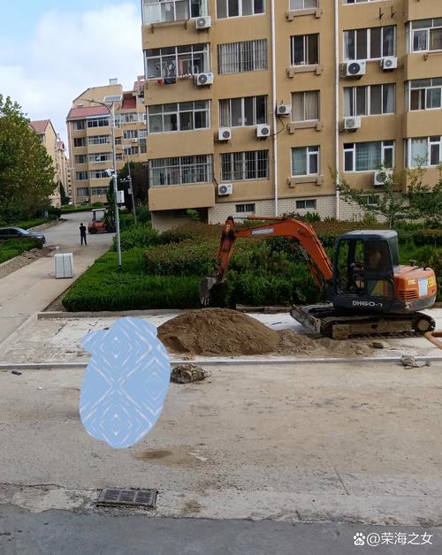 小区一楼小院拆除后的水泥停车位旧址