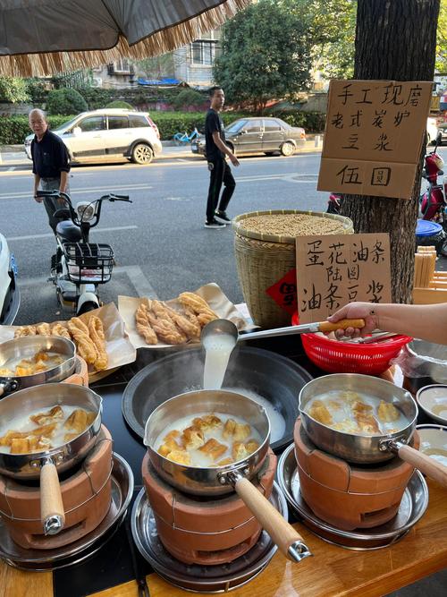 手机摄影拍摄的热气腾腾街头早餐摊作品
