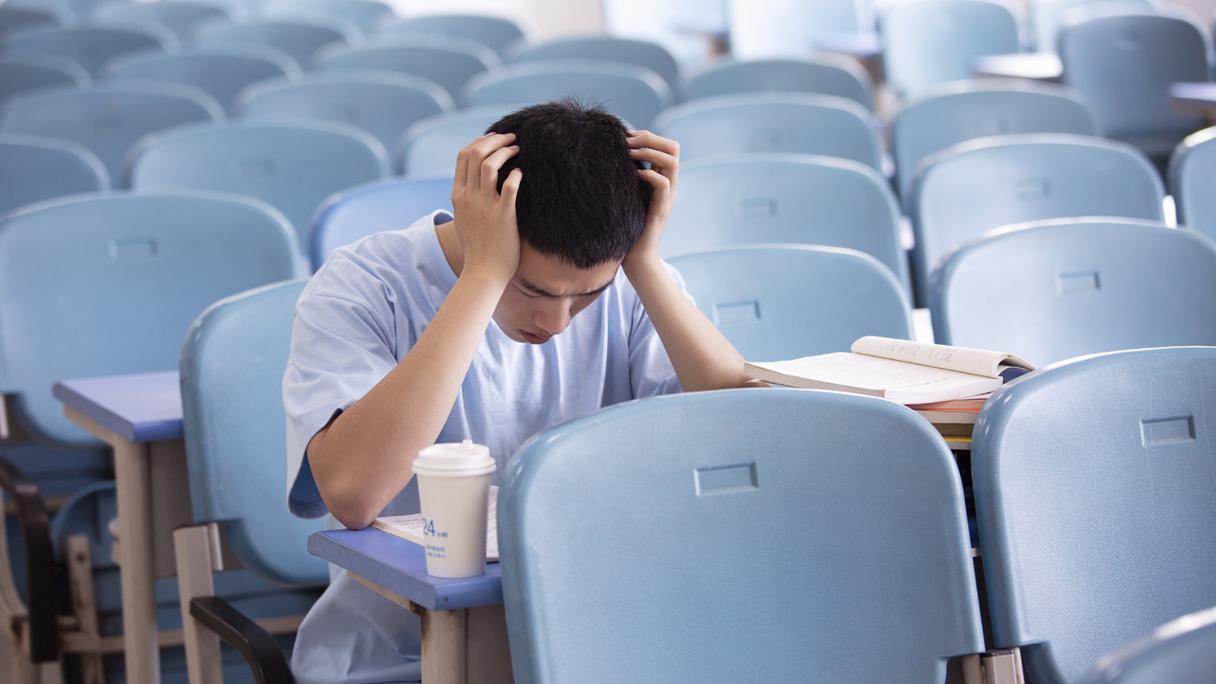 高校创业课堂学生迷茫表情特写
