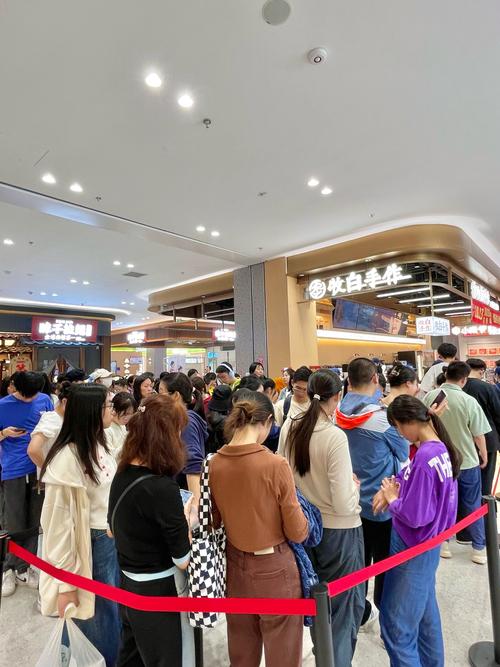 消费者在网红奶茶店排队购买场景