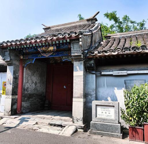 北京帽儿胡同雨后青瓦民居门洞