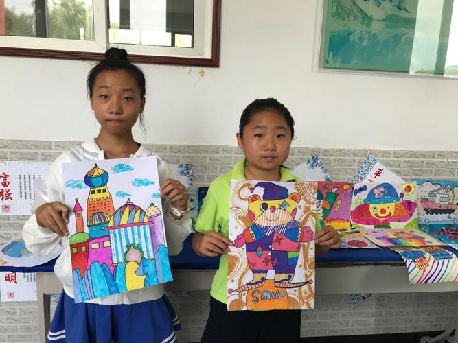 傍晚小学老师拎着学生美术作业站在居民楼单元门口