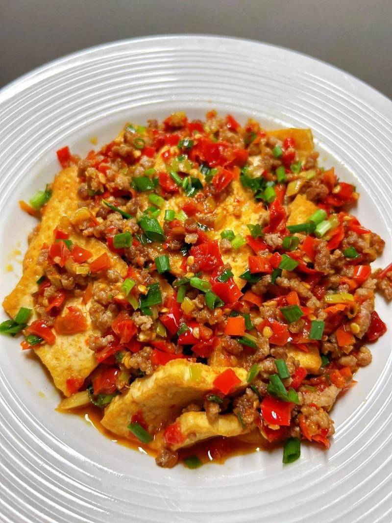 家常剁椒肉末蒸豆腐装盘图