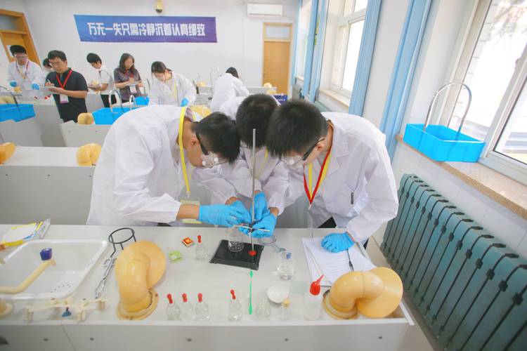 高中青少年科创实验室学生做实验场景
