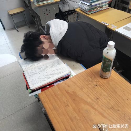 凌晨高中教室学生疲惫早读特写