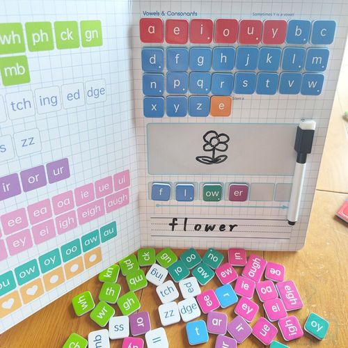 孩子玩字母磁贴学自然拼读特写