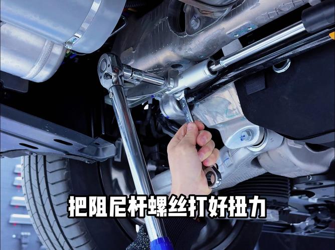 车主徒手检查汽车平衡杆小连杆间隙