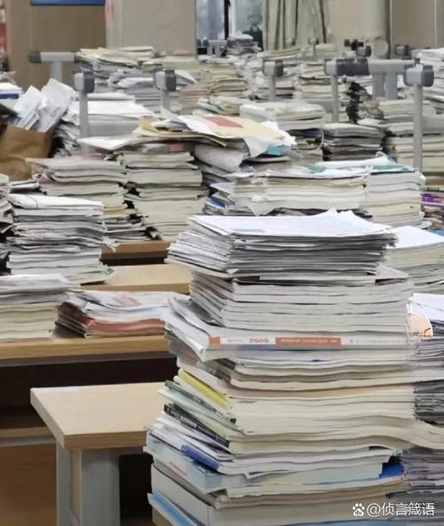 中小学课桌上堆满的未完成印刷作业