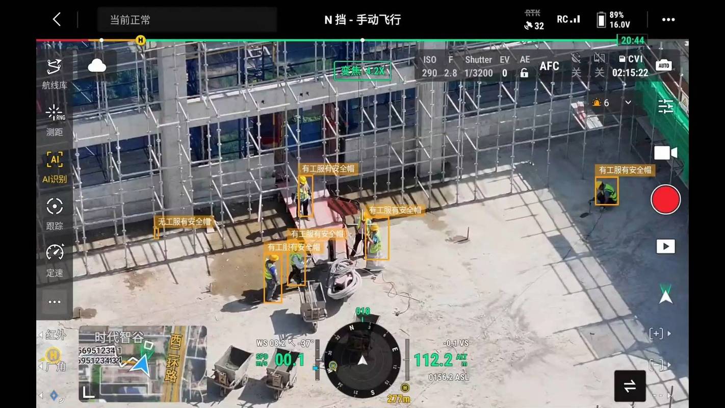工厂车间内视觉安全监控系统检测到未戴安全帽的实时报警画面