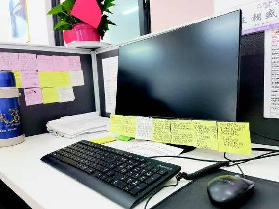 上班族办公桌手写个人IP优势便签实拍图