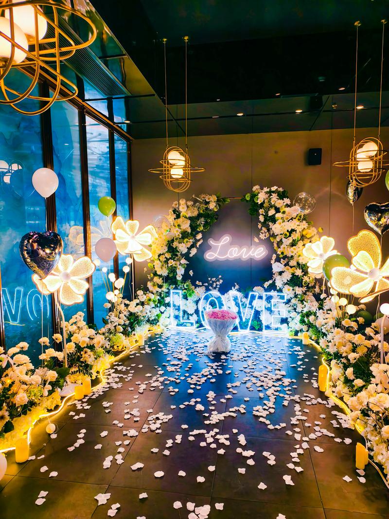求婚场景布置花艺与灯光氛围
