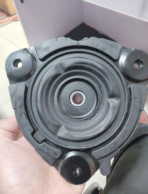 最容易被忽略的坑：别把减震顶胶的响当成摆臂的病