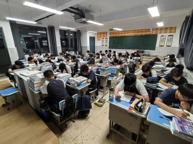高中走班制学生课间匆忙换教室场景