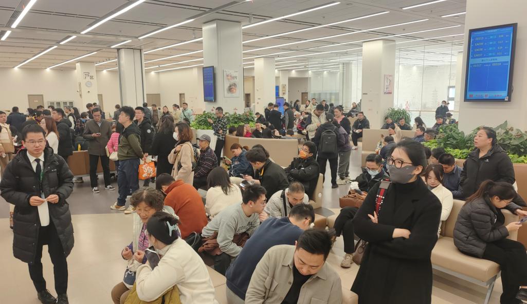 上海房产交易中心大厅人群排队
