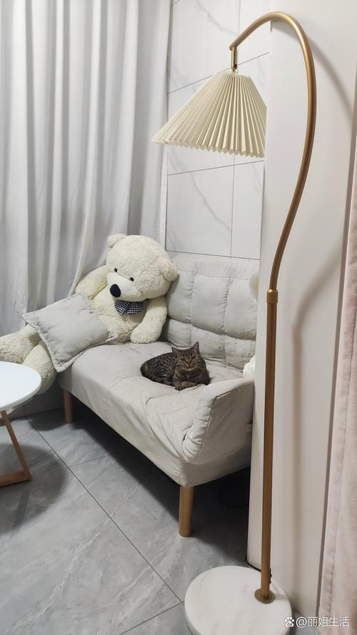 暖光客厅沙发扶手搭着猫发呆场景