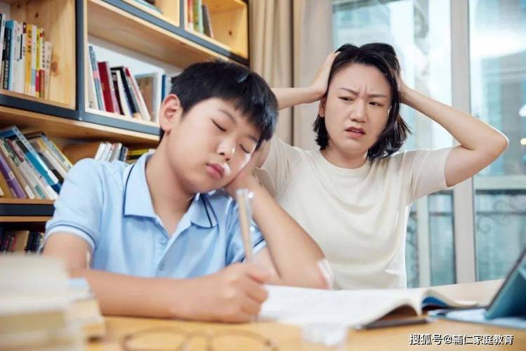 家长陪小学孩子写作业崩溃场景实拍