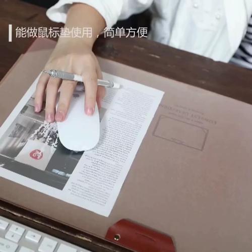 工程师工位鼠标垫下压着的手写调试便签