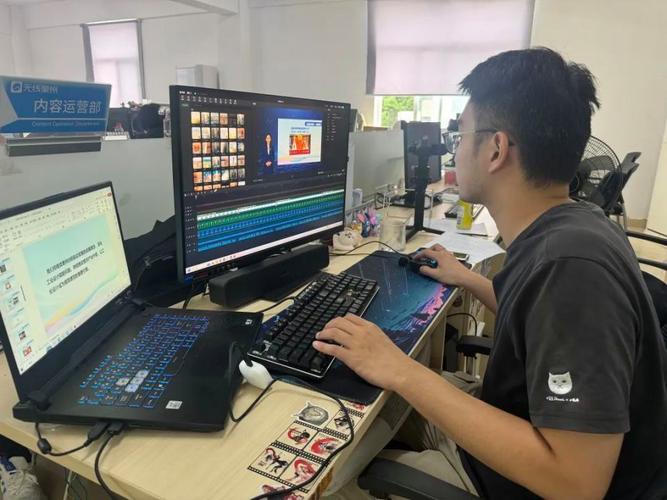 职场人对着电脑修改AIGC生成内容的实拍图