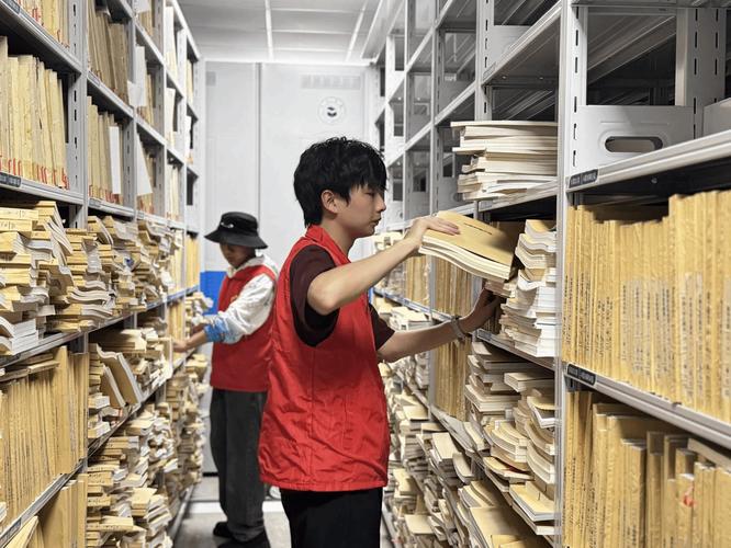 文保库房古籍整理工作场景实拍