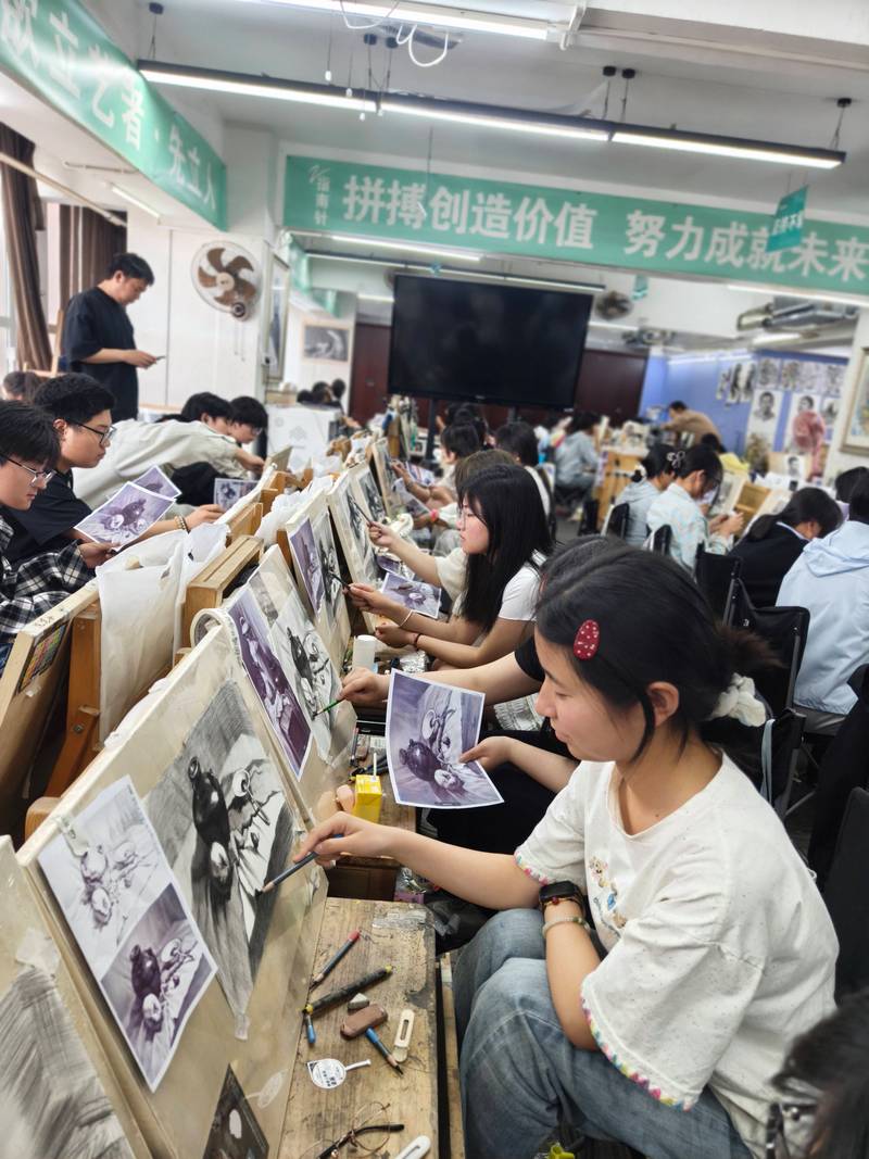艺考生在画室集训间隙复习文化课场景